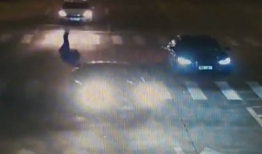 男子撞飞视频,现场画面令人触目惊心